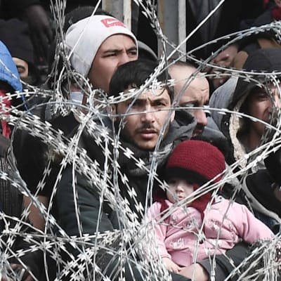 Foto taget från den grekiska sidan nära Kastanies 1.3.2020.  Migranter som väntar på den turkiska sidan