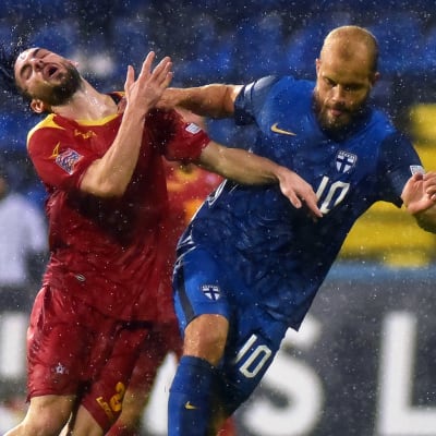 Teemu Pukki i en närkamp mot Montenegro.
