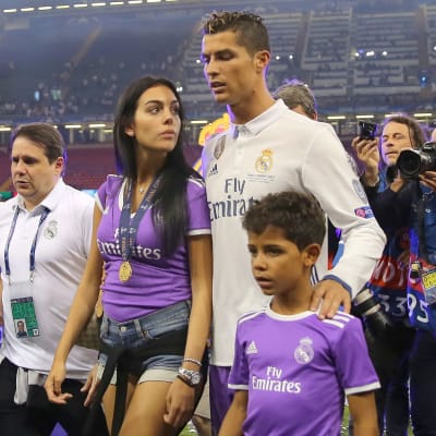 Cristiano Ronaldo tillsammans med flickvännen Georgina Rodriguez och sonen Cristiano Ronaldo Junior efter Champions League-finalen den 3 juni.