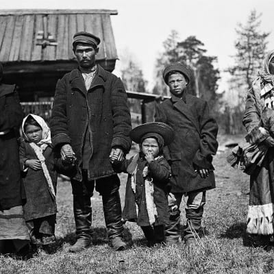 Napasel Ed. Samojedfamilj med mormor. Tym-floden 1912. Foto: Kai Donner, Museiverket.