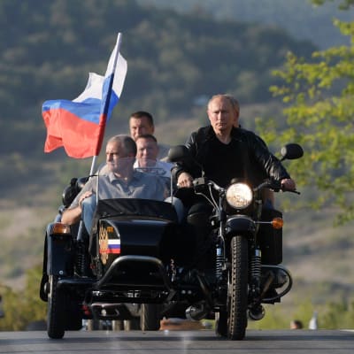 Putin ajelee Krimillä miehityksen jälkeen vuonna 2014.