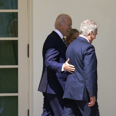Biden och Niinistö går vid Vita Huset och Biden håller handen på Niinistös rygg.