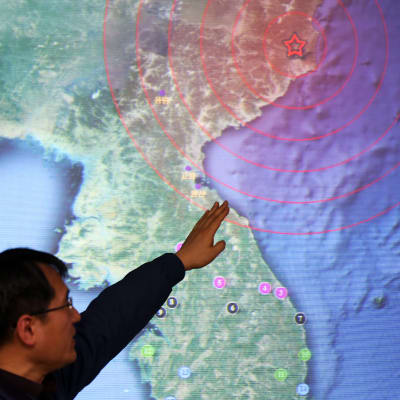 En myndighetsperson på Koreas meteorologiska institut i Seoul pekar ut nordöstra Kilju som källan till en jordbävning, orsakad av ett kärnvapenprov genomfört av Nordkorea.