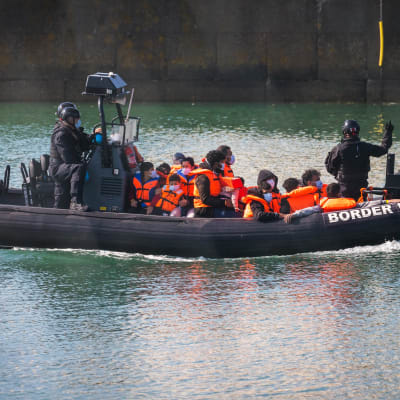 Brittiska kustbevakningens båt för räddade migranter till hamnen i Dover. 