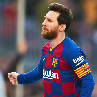 Lionel Messi lyfter näven.