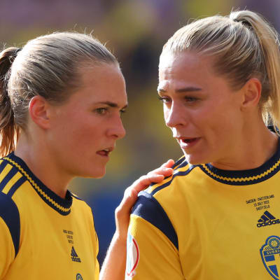 Tre svenska spelare pratar med varandra.
