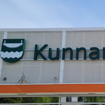 Ranuan kunnanviraston rakennus ja ja kyltti