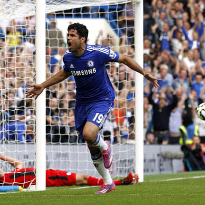 Diego Costa firar ett mål mot Leicester