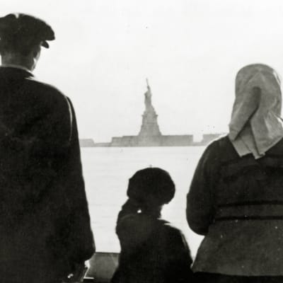 Siirtolaiset tähystävät Vapaudenpatsasta New Yorkin edustalla