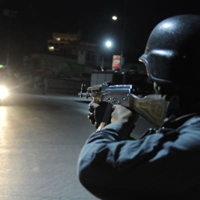 Afghanistansk polis övervakar vägen från Wazir Akbar Khan efter attack mot ett hotell 27.5.2015