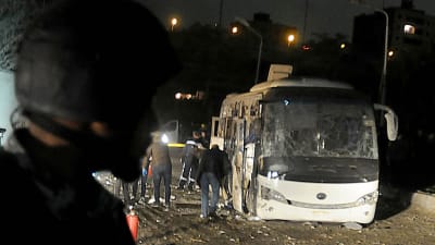 Tre vietnamesiska turister och en egyptisk guide dödades i en turistbuss då en bomb exploderade vid vägkanten 4 kilometer från pyramiderna i Giza