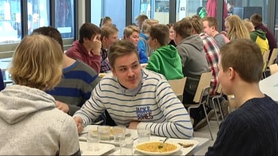 Elever äter i Källhagens skola.