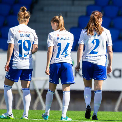 Fem HJK-spelare går bortvända från kameran.
