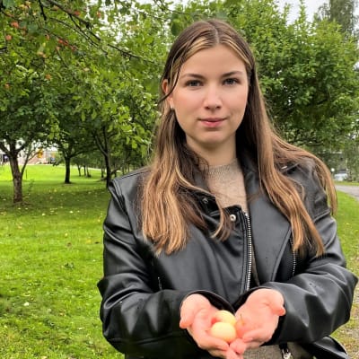 Imatralainen Olga Salmi Imatran omenapuutarhassa syksyllä 2021.