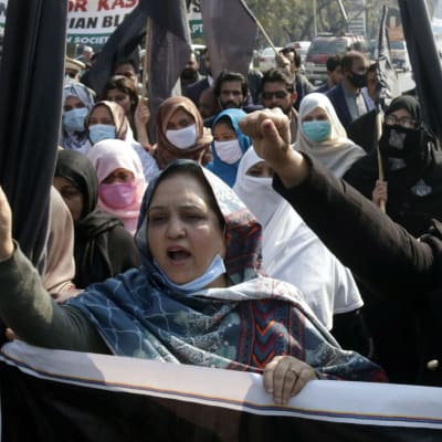 Demonstranter i Pakistan som vill visa solidaritet med Kashmirborna i Indien