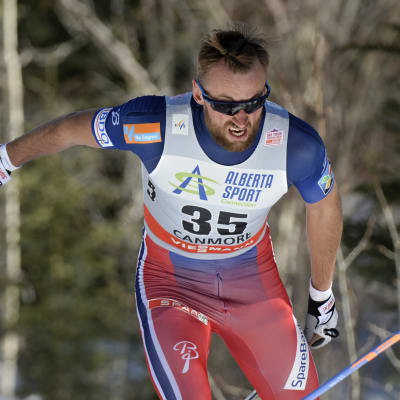 Petter Northug hiihtää.