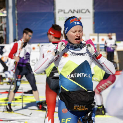 Johanna Matintalo haukottelee Planican MM-areenalla.
