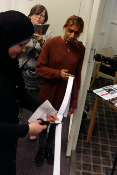 Bushra Aasar öppnar utställningen, medan Fatima håller i bandet.