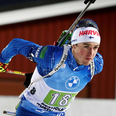 Skidskytten Tero Seppälä åker skidor i en tävling.