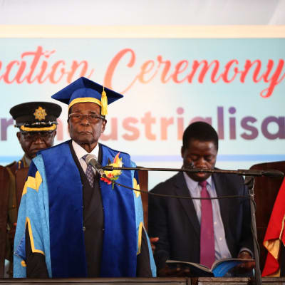 Zimbabwes president Robert Mugabe höll öppningstal vid en examensceremoni vid Zimbabwe Open University i utkanterna av Harare på fredagen 17.11.2017.