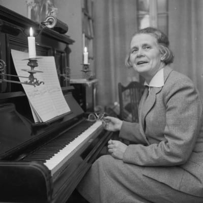 Säveltäjä Helvi Leiviskä pianon ääressä.
