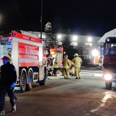 Pelastusviranomaiset paikalla Järvenpäässä, jossa kemikaalivuoto aiheutti vaaratilanteen.