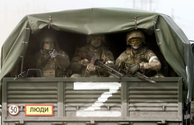 Ryska soldater på ett lastbilsflak. På bilen en stor Z-bokstav.
