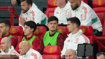 Harry Maguire sitter på bänken.