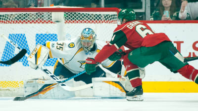 Mikael Granlund försöker överlista Pekka Rinne.