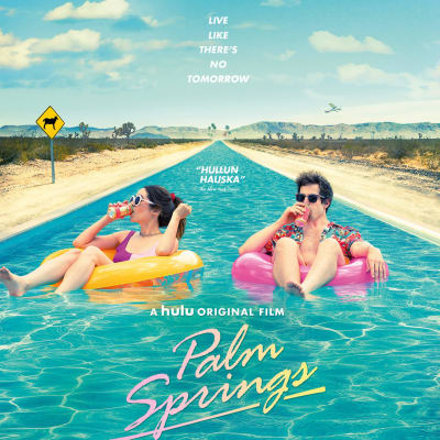 Planschen till filmen Palm Springs. Två personer ligger i en pool.