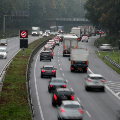 Bilar på  A40-motorvägen i Bochum, Tyskland.