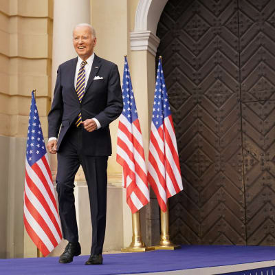 Joe Biden kävelee vilnan yliopistolla