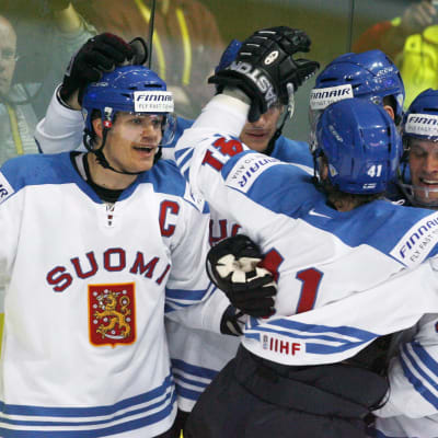 Sami Kapanen hann under sin karriär också vara kapten för det finländska landslaget, och tillsammans med hockeylejonen vann han två OS- och fyra VM-medaljer.