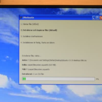 Unet Bootin hämtar installationsfilerna och övergången till Linux är på väg.