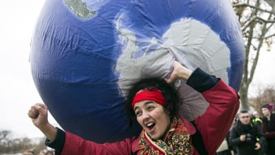 Kvinna demonstrerar i samband med klimatmötet i Paris 12.12.2015