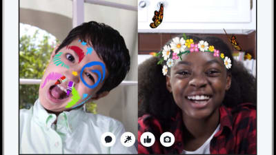 Skärmdump från appen Messenger Kids som visar barn med olika roliga fotofilter på sig