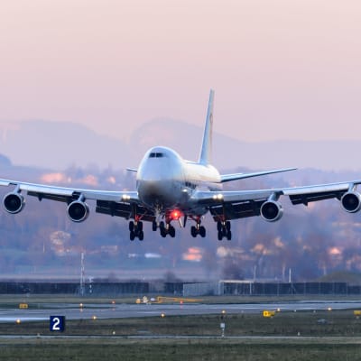 Ett flygplan av modellen Boeing 747 landar.