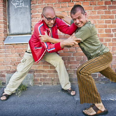Ari Numminen ja Kimmo Pohjonen "painivat" Haitaripaini-teoksen aikaan 2010.