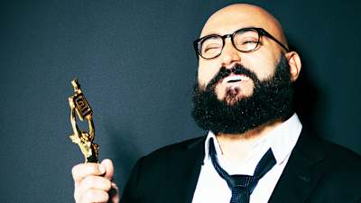 Ali Jahangiri kädessään Kultainen Venla -patsas.