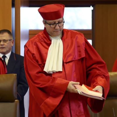 Ordföranden för konstitutionsdomstolen i Karlsruhe, Andreas Vosskuhle (i mitten) med sina domare inför domslutet om NDP, 17.1.2017.