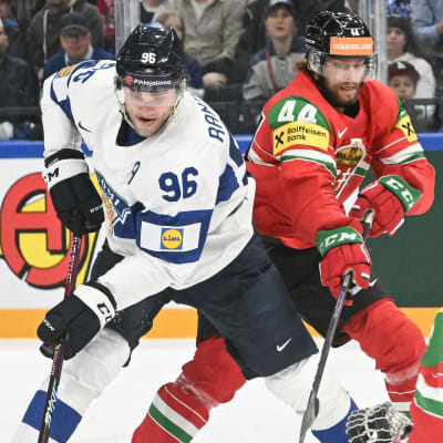 Mikko Rantanen med puck mot Ungern.