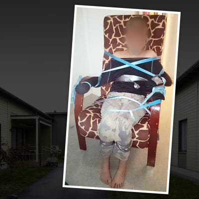 Kuva tuoliin teipillä sidotusta lapsesta. Taustalla kuva Onnikoti Omenapuun rakennuksesta.