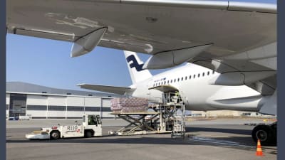 Finnairflyg töms på lasten med skyddsmasker mot coronapandemin.