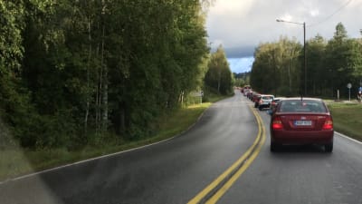 Man ser inget slut på kön på huvudleden Kakskertavägen.
