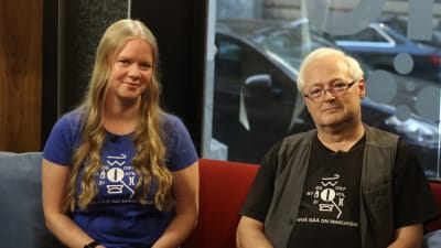 Stormjägarna Suvi Karhu och Janne Kommonen i Efter Nios soffa.