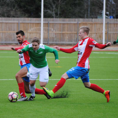 EIF:s Simon Sid i kläm mellan BK:arna Alex Malmberg och Mitchell Lopez.