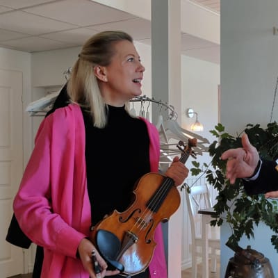 Naantalin musiikkijuhlien uusi taiteellinen johtaja Elina Vähälä viulu sylissään, keskustelee edeltäjänsä, sellotaiteilija Arto Noraksen kanssa.