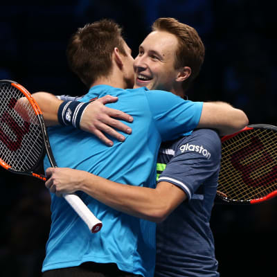 Henri Kontinen och John Peers kramar om varandra.