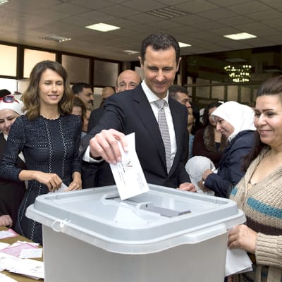 Bashar al-Assad röstar i val i Syrien.