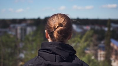 Man ser ut över stad.